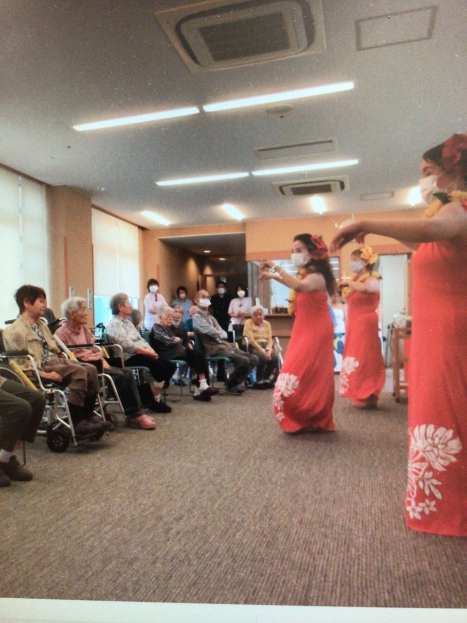 ケアレジデンス東山　フラダンスの見学