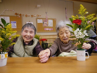 野の香南　仲良く春の花ににっこり